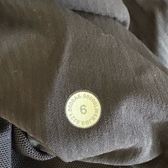 Lululemon Beyond the Studio Crops size 6 - Picture 10 of 10